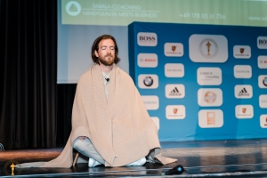 Sabala-Coaching.com-achtsamkeit im business-mindfulness meets business-achtsamkeitsmeditation-ilja krasevskij-führungskräftetraining-speaking-european speaker award-meditation